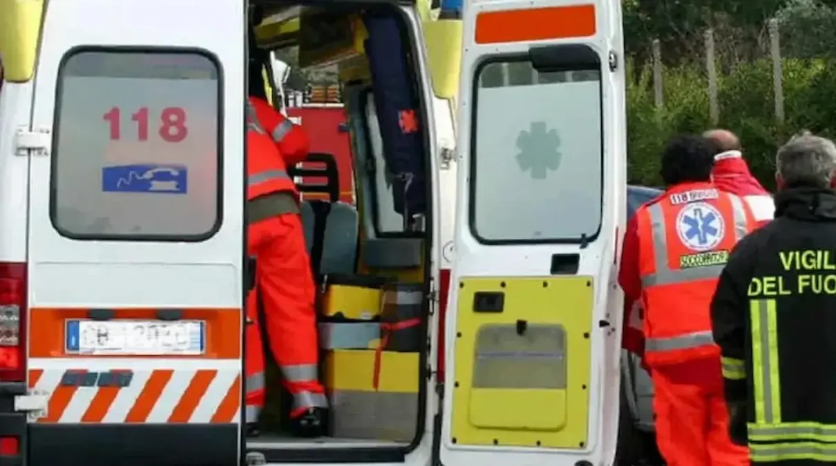 Cade e sbatte la testa: riesce a salire in auto, ma poi muore al volante a 42 anni -