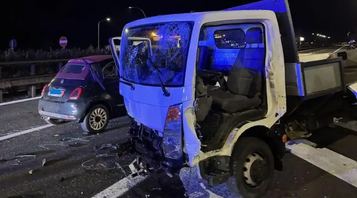 Incidente all'alba in autostrada: due feriti intrappolati nelle lamiere, traffico bloccato - Foto Vigili del Fuoco di Vipiteno 