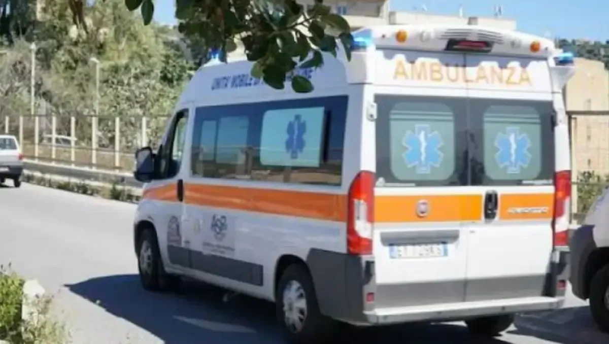 Malore alla guida, perde il controllo dell'auto e si schianta contro la rotatoria: muore in ospedale -