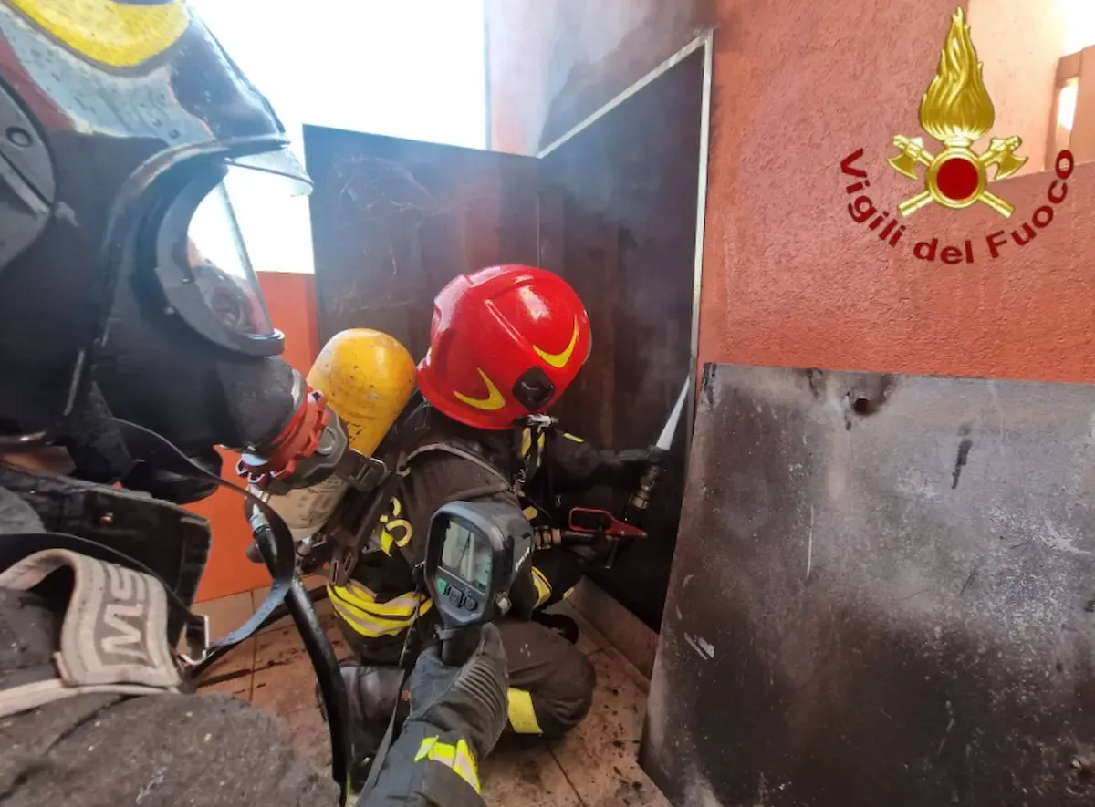 Scoppia un incendio in un ristorante pizzeria: fiamme in cucina, l'intervento dei soccorsi -