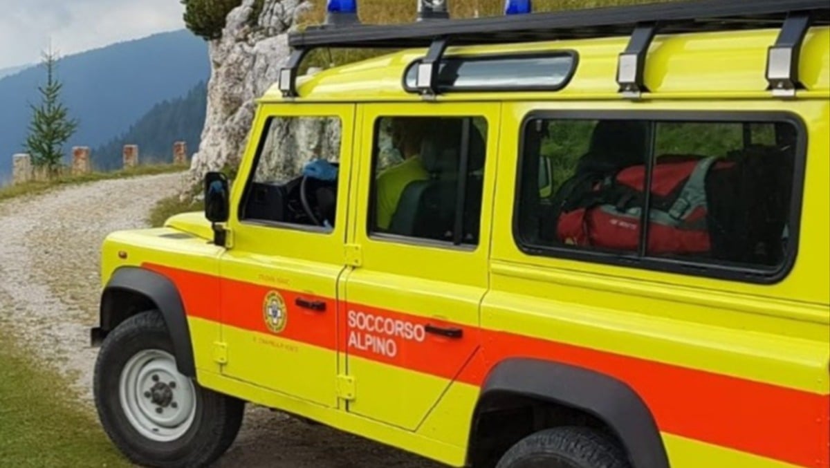 Paura per due escursionisti, attaccati improvvisamente da due cani: entrambi feriti alle gambe -