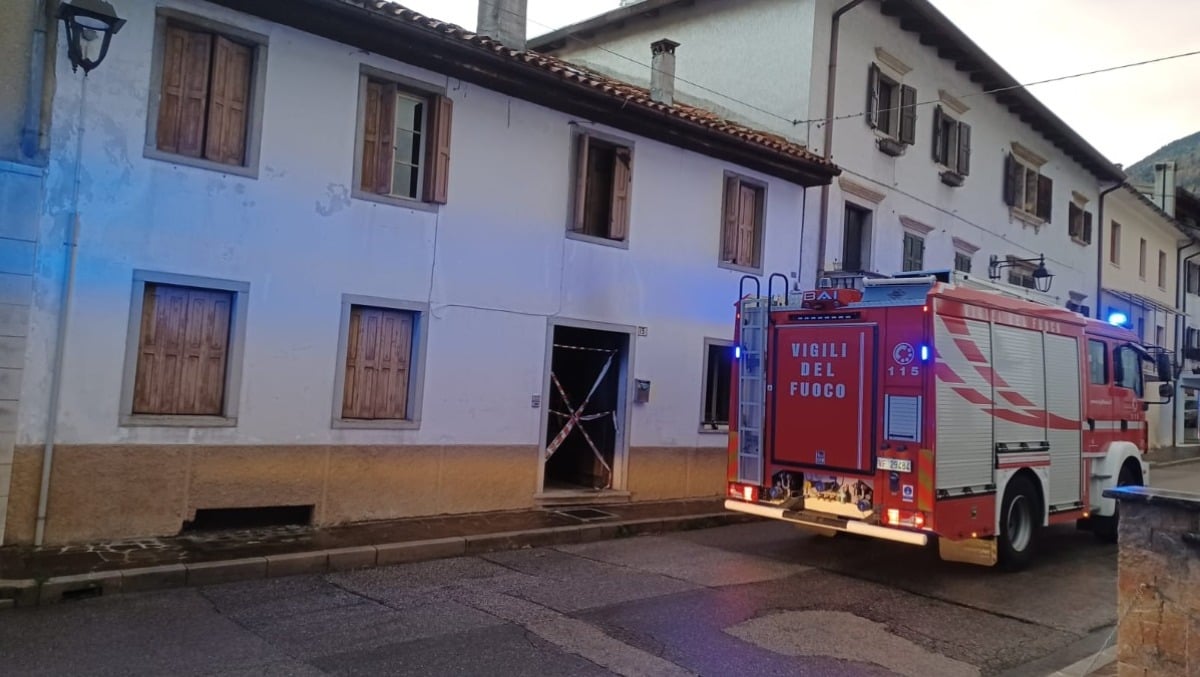 Incendio in un'abitazione, le fiamme divampano rapidamente: ustionato l'inquilino -