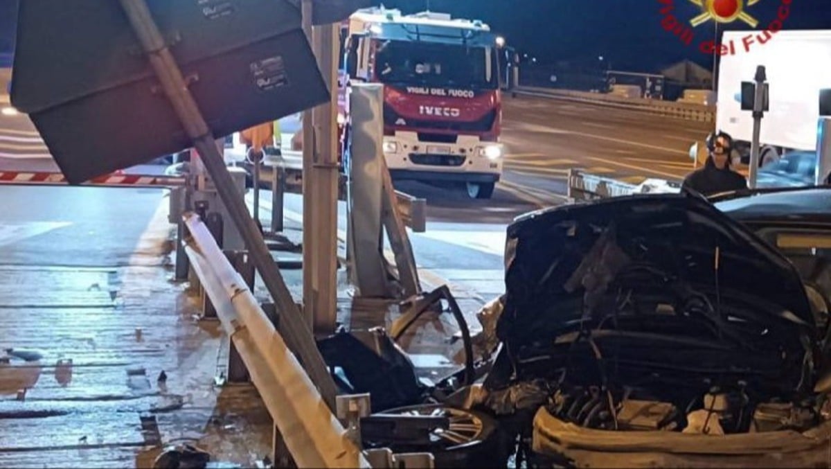 Tragedia in Autostrada, auto piomba contro il casello: conducente morta sul colpo -