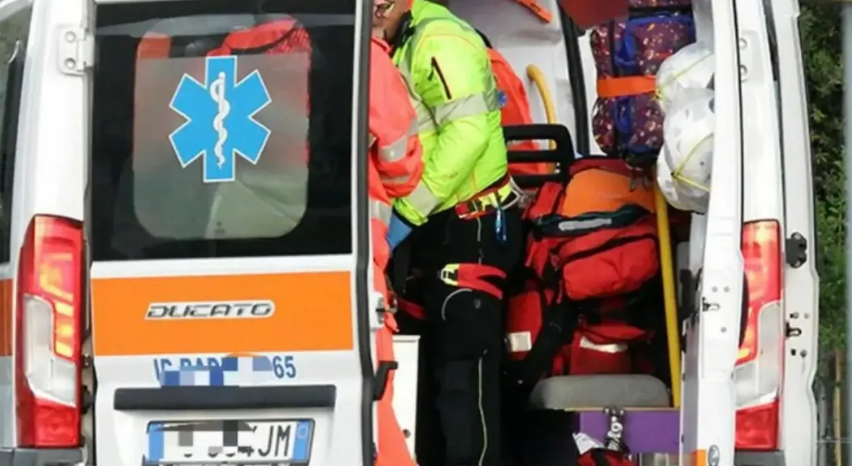 Si accascia all'improvviso durante i lavori in una casa: muore a 50 anni davanti ai colleghi -