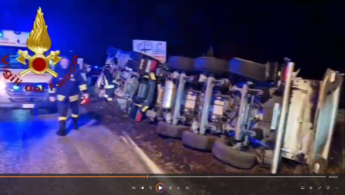 Mezzo pesante si ribalta: autista ferito estratto dai vigili del fuoco | VIDEO - 