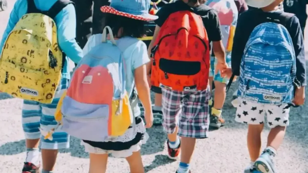 Si abbassa i pantaloni davanti ai bimbi che escono dall’asilo e compie atti osceni -