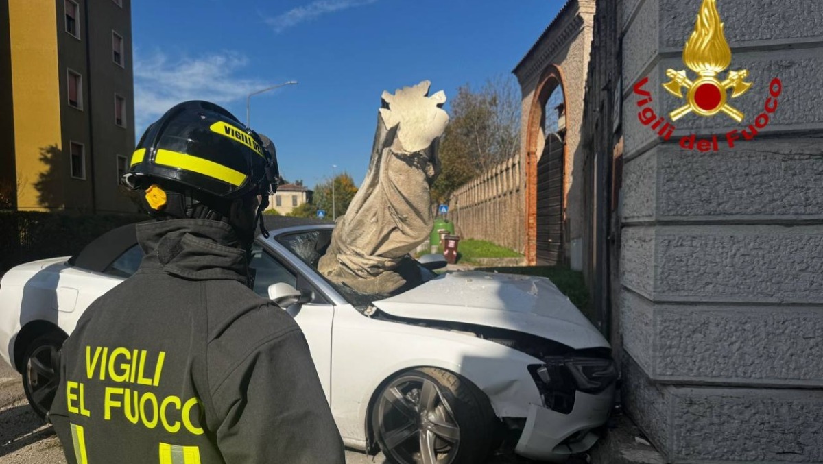 Finisce contro il cancello di Villa Trissino, auto distrutta: conducente salvo per miracolo -