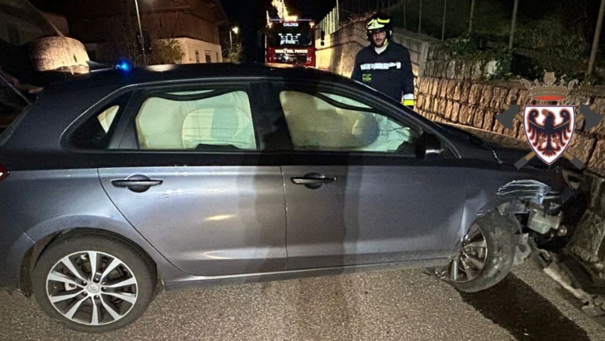 Spavento in centro a Bordiana: auto si schianta contro il muro di contenimento - 