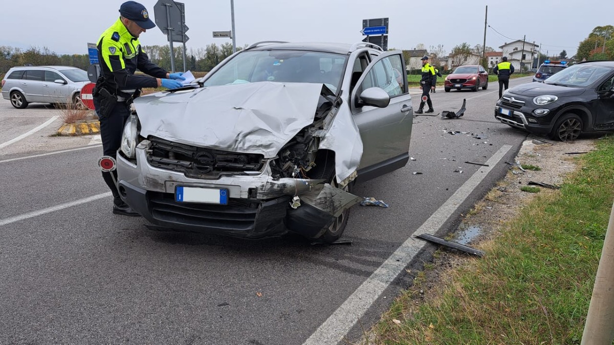 Violento scontro tra due auto all'incrocio nel Vicentino: tre feriti, veicoli distrutti - 