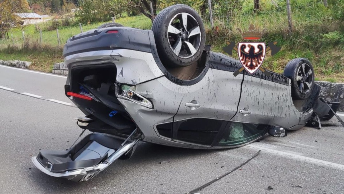 Auto finisce ribaltata sulle strade del centro: conducente ferito - 