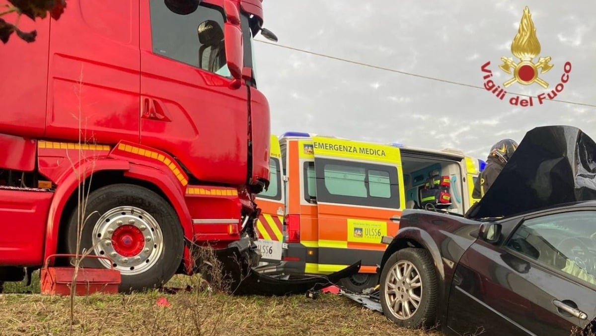 Frontale auto-camion, ferito il conducente dell'auto: trasferimento in ospedale per il 64enne -