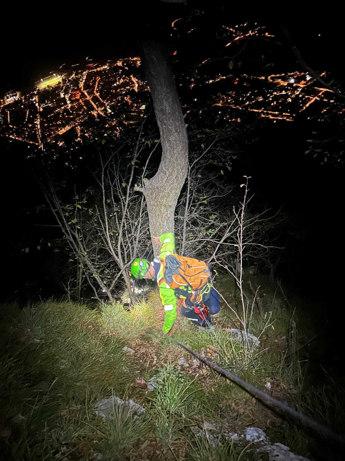 Disorientato e in difficoltà chiede aiuto prima del buio completo: recuperato escursionista sullo Strabut - 