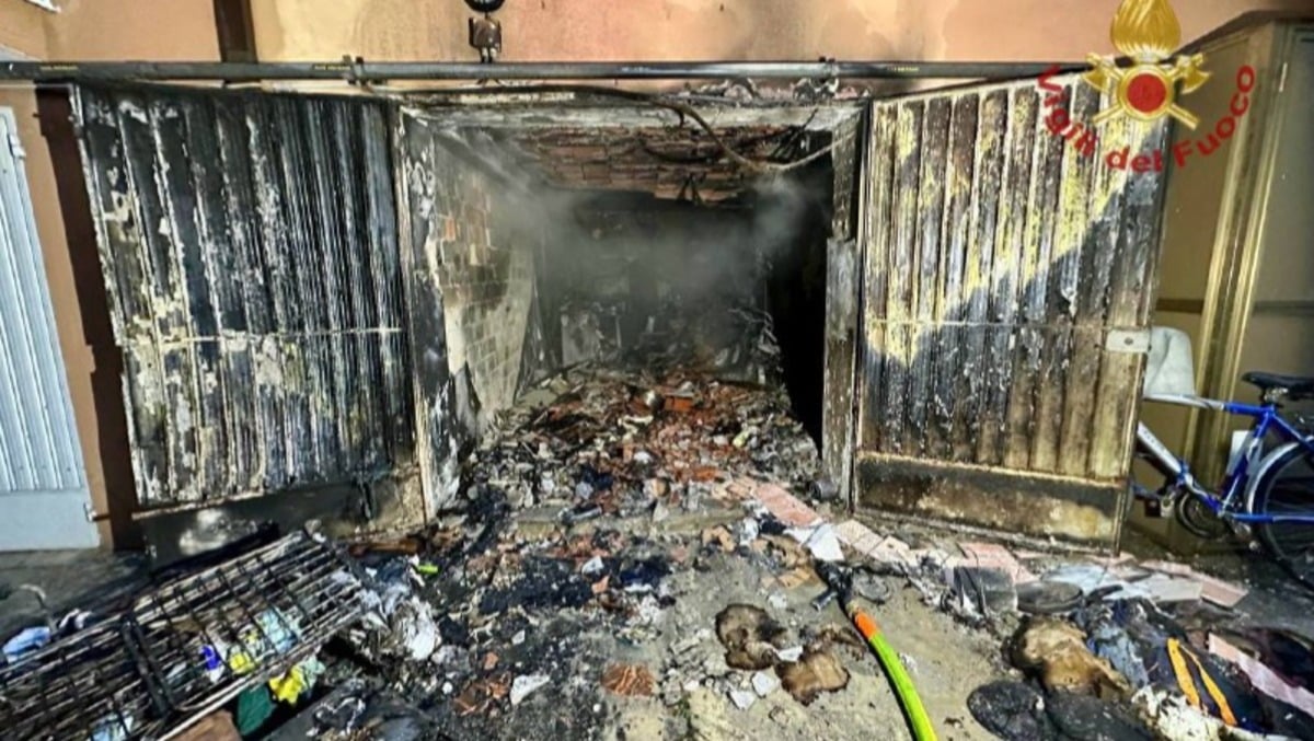 Fiamme in un garage: densa colonna di fumo si alza in cielo a Padova - 