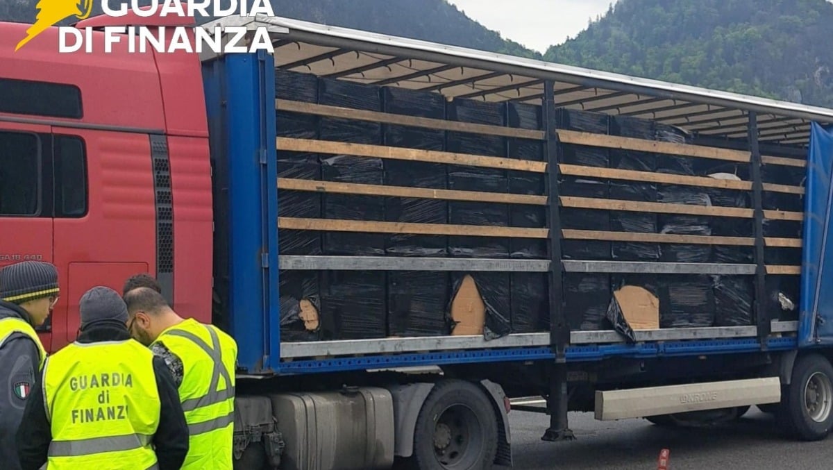 Tabacco di contrabbando viaggia su tir: sequestrate 15 tonnellate al confine di Tarvisio -