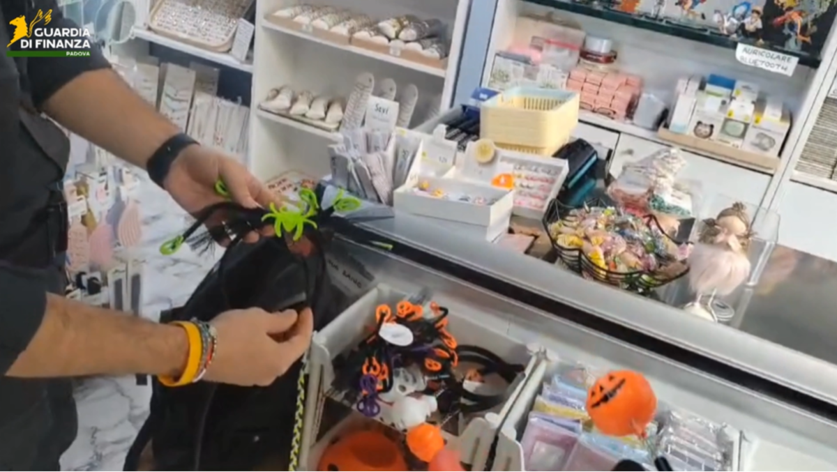 Extra-controlli di Halloween: sequestrati oltre 8mila prodotti e 148kg di articoli pirotecnici -