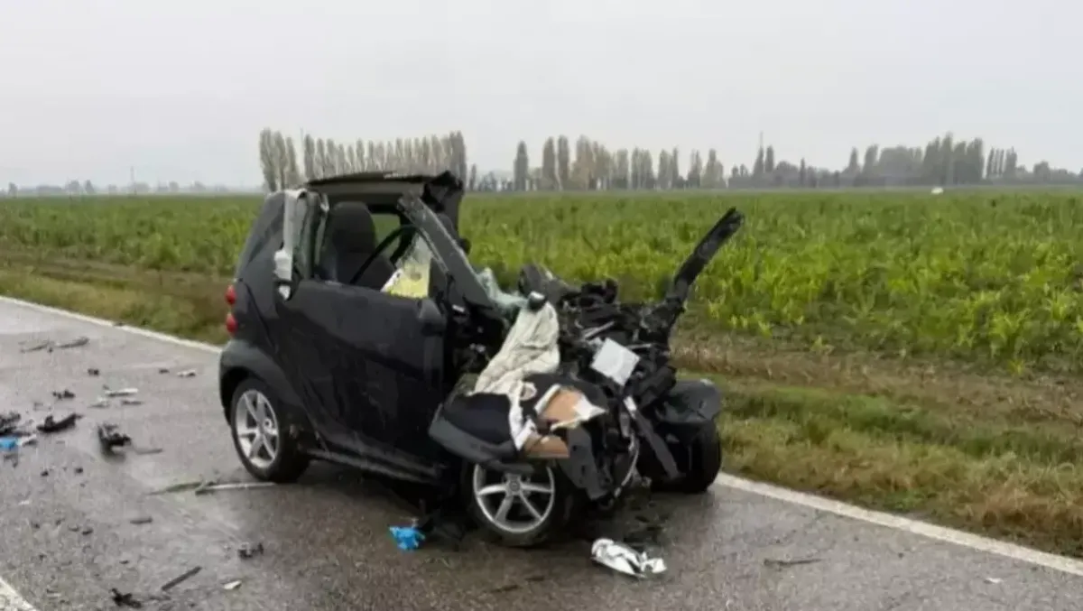 Si schianta contro l'autobus durante un sorpasso: morta una donna nel terribile frontale - Foto Ansa