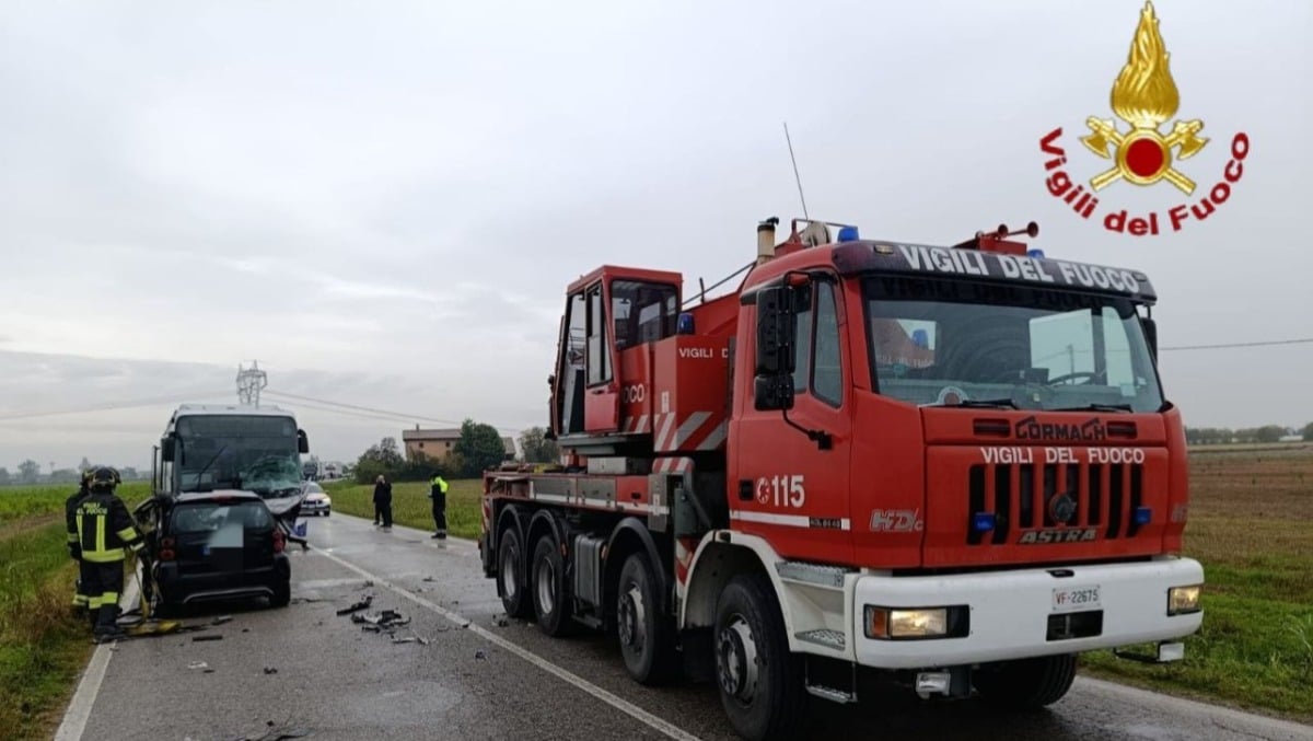 Frontale tra un'auto e un pullman, l'auto finisce nel canale: perde la vita una donna di 52 anni -