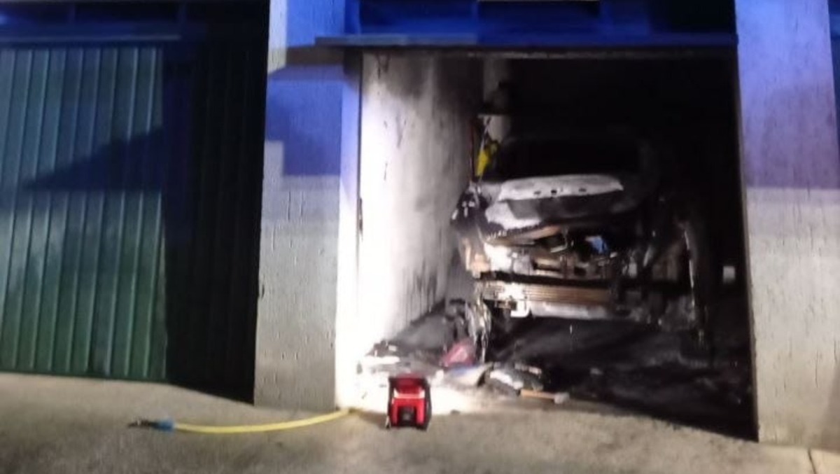 Auto a fuoco in un box a Corno di Rosazzo: vettura divorata dalle fiamme -