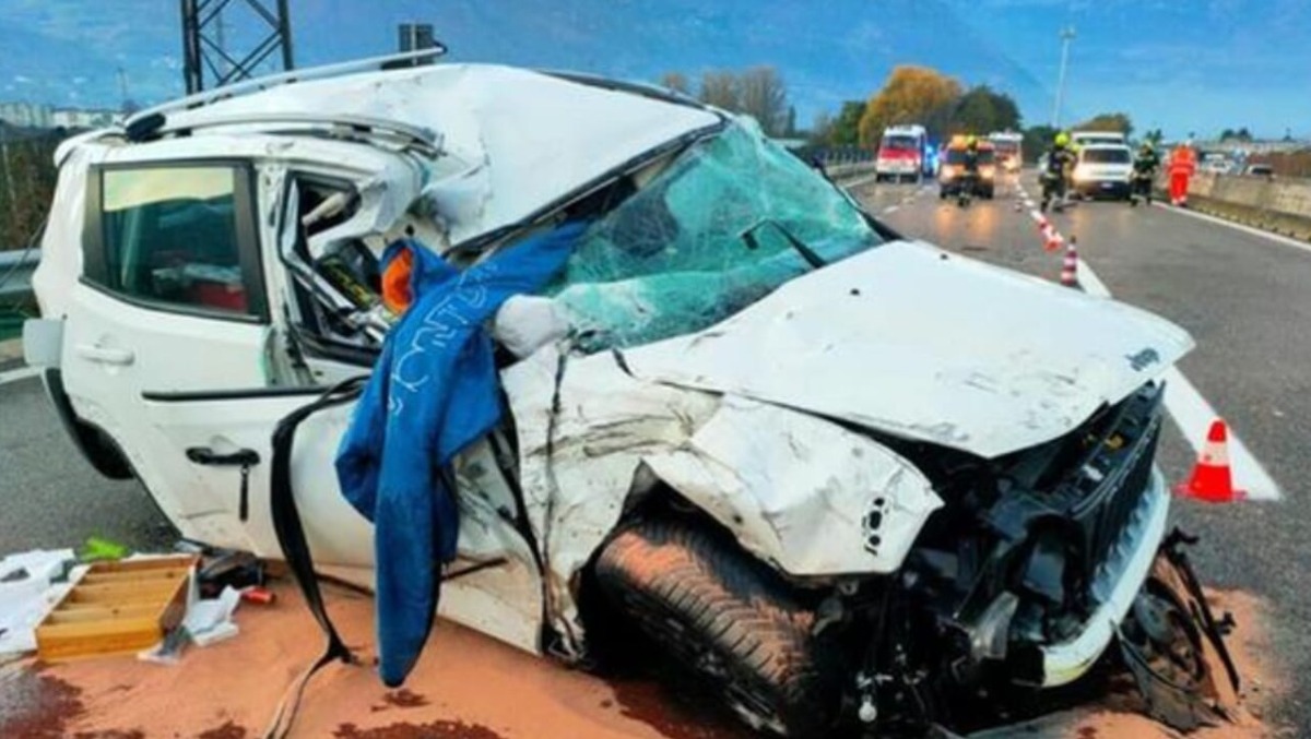 Tremendo scontro auto-camion sulla MeBo: vettura catapultata dopo lo schianto, un ferito grave  - 