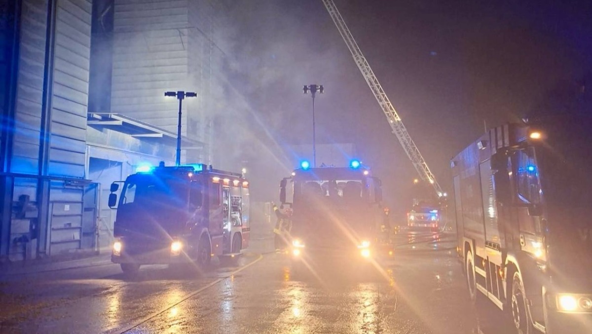 Silos di soia in fiamme nel Consorzio Agrario: intervento massiccio dei pompieri - VIDEO - 