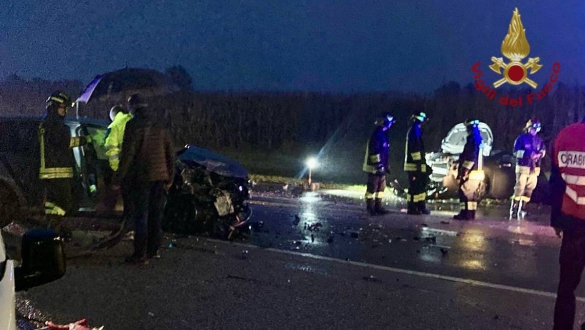 Pauroso scontro tra tre auto all'alba: due feriti, una donna estratta dalle lamiere deformate -