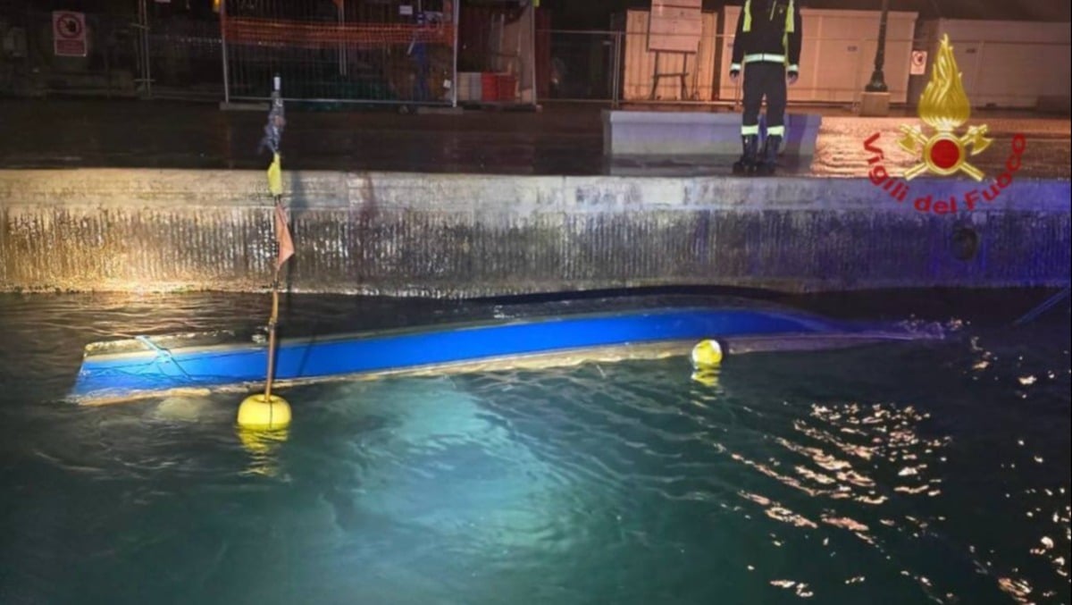 Barca affonda durante la battuta di pesca notturna: in tre finiscono in acqua -