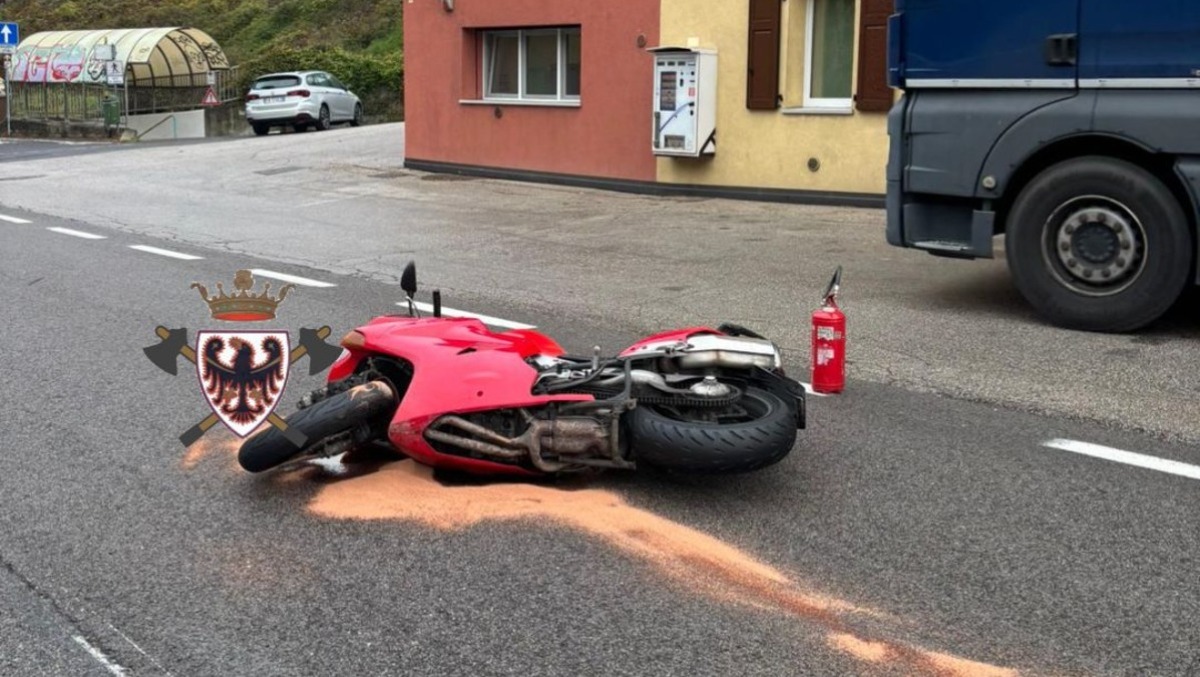 Perde il controllo della moto e finisce sull'asfalto: centauro 37enne all'ospedale in codice rosso - 