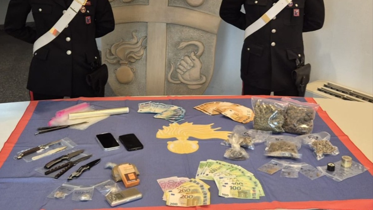 Beccato a cedere droga a un minorenne fuori da un bar del centro: arrestato 25enne -