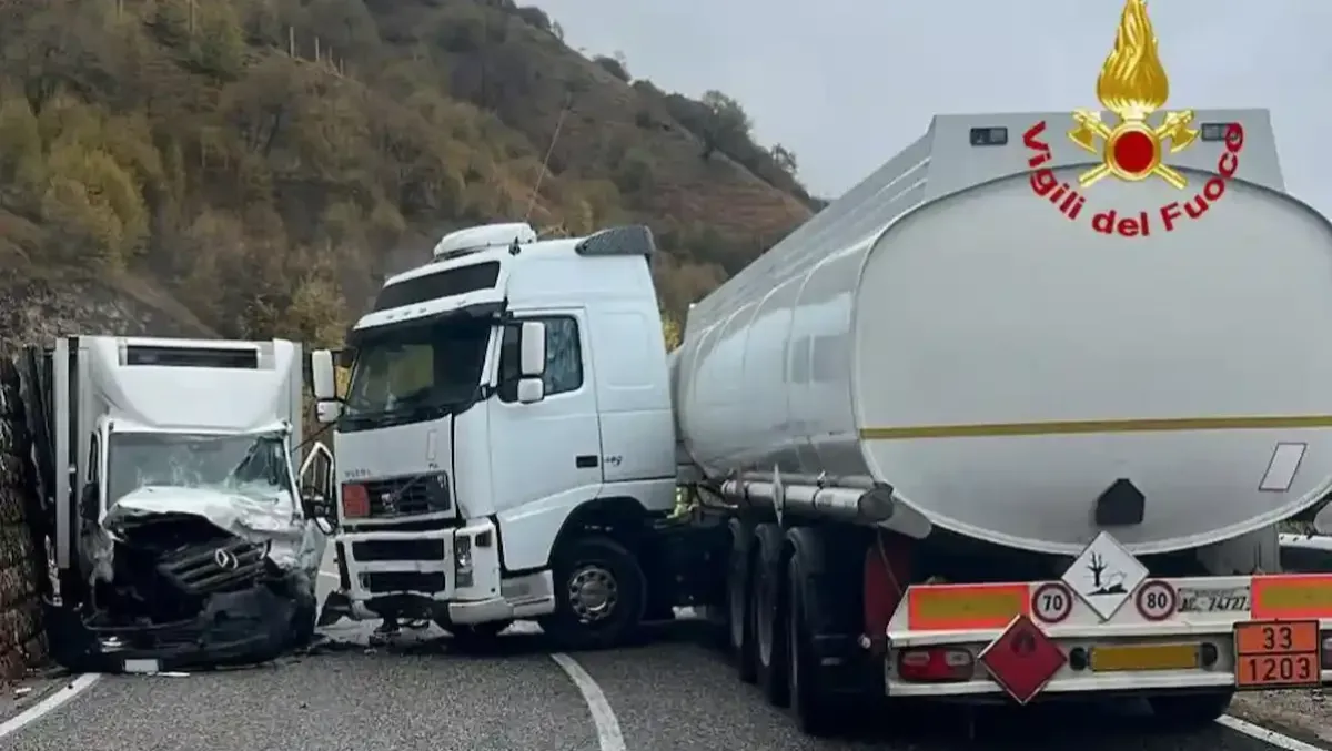 Camion cisterna e furgone si schiantano: conducente intrappolato tra le lamiere, statale bloccata -