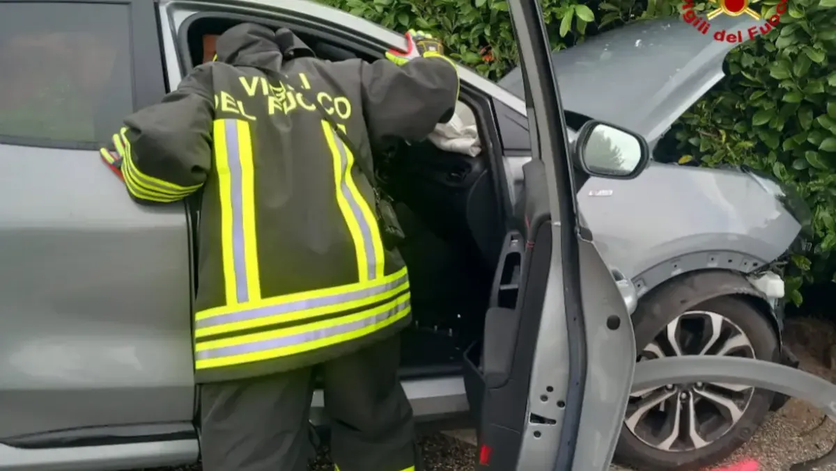 Tre auto si schiantano all'incrocio: una finisce contro la siepe, conducente incastrata dentro il veicolo -