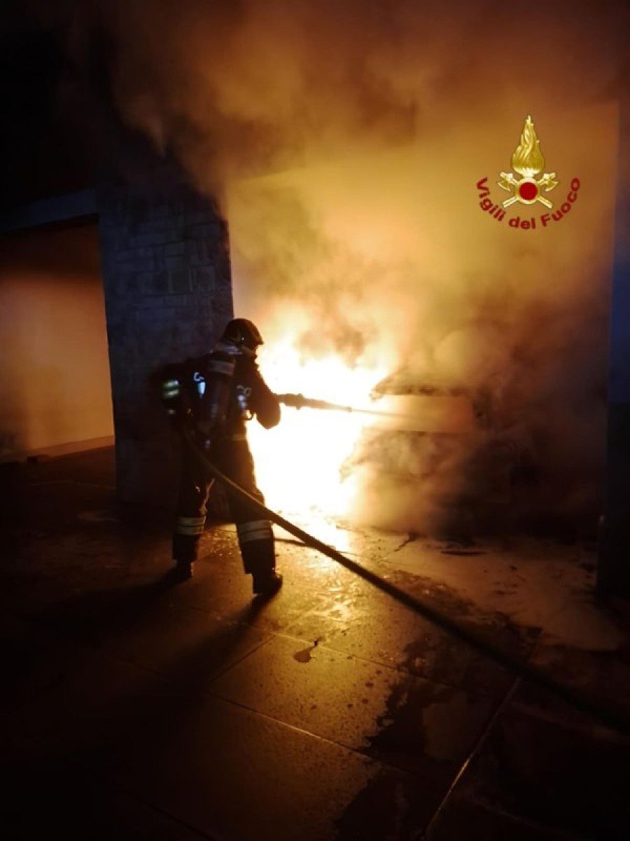 Auto in fiamme, intervengono i Vigili del Fuoco