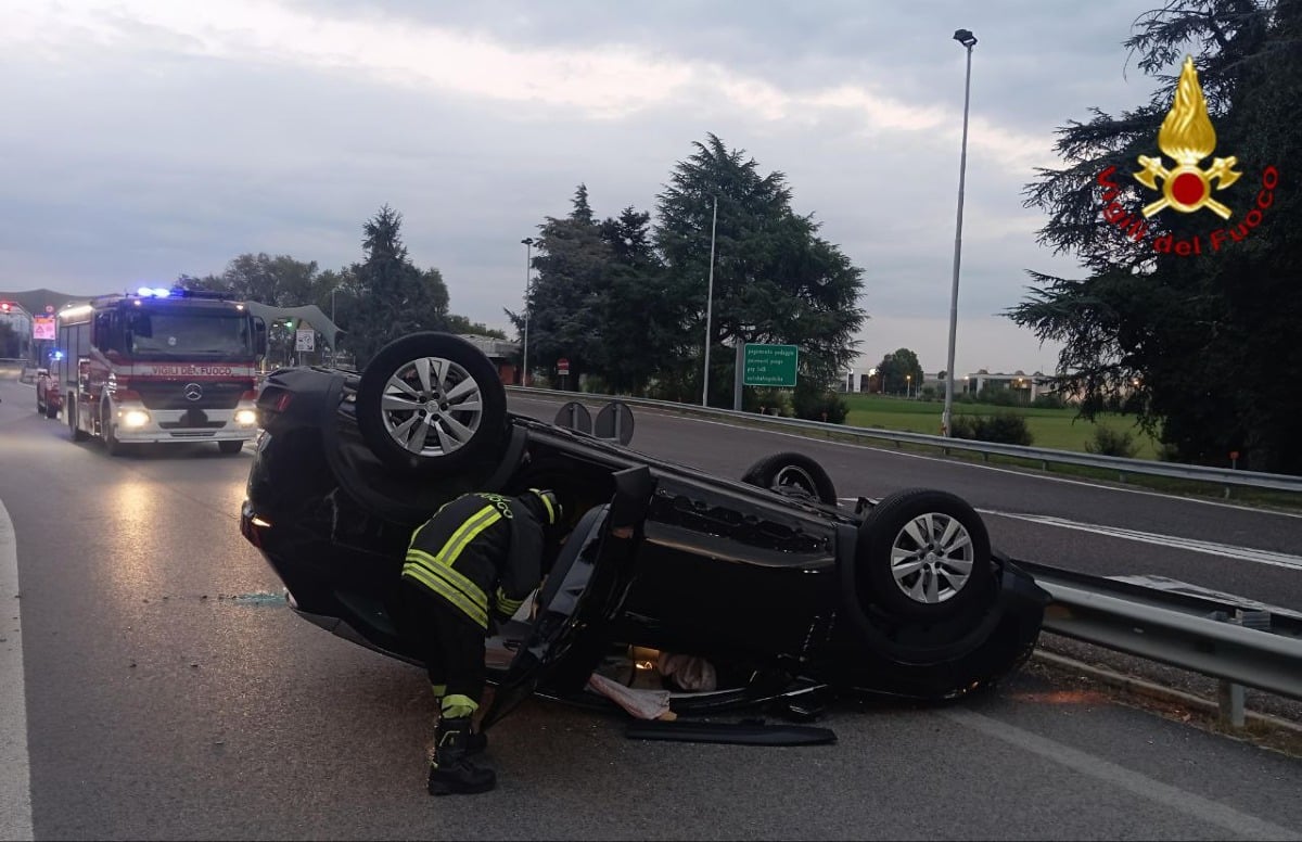 Auto ribaltata vigili del fuoco