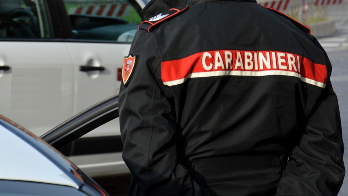 Pedone sbuca tra le auto in corsa: evitato impatto devastante - 