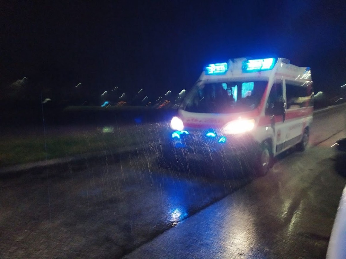 Schianto di un'auto nella notte: quattro feriti dopo l'impatto contro un albero - 