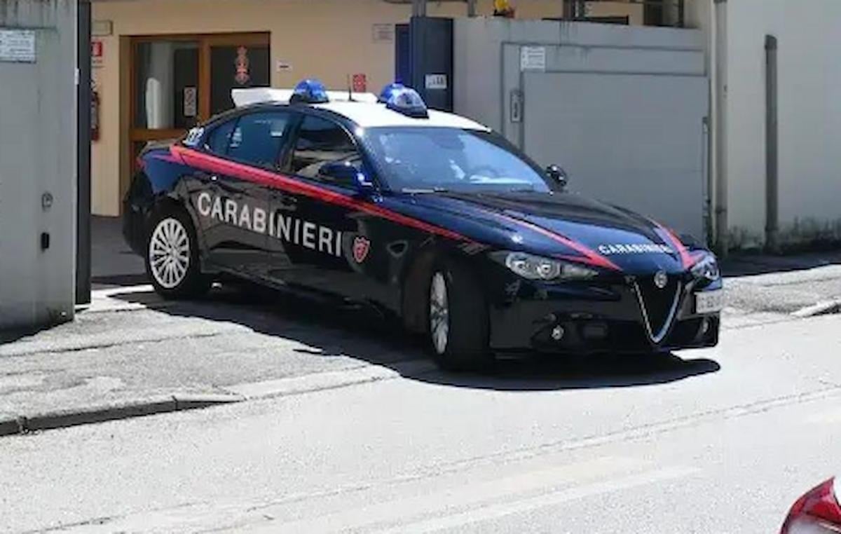 Forza la porta di una casa, ma viene sentito dal vicino: 25enne senegalese arrestato in flagrante - 