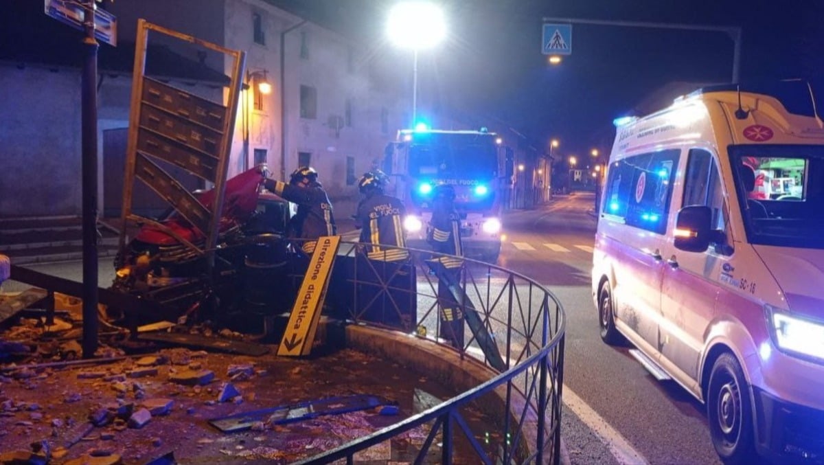 Perde il controllo dell'auto e si schianta contro l'arredo urbano dell'incrocio: ferito 24enne - FOTO -