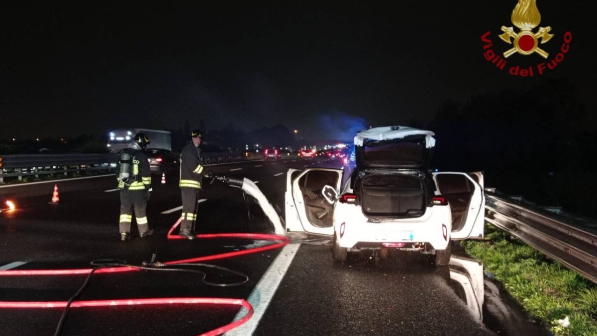 Auto avvolta dalle fiamme in A4: conducente abbandona il veicolo appena in tempo -