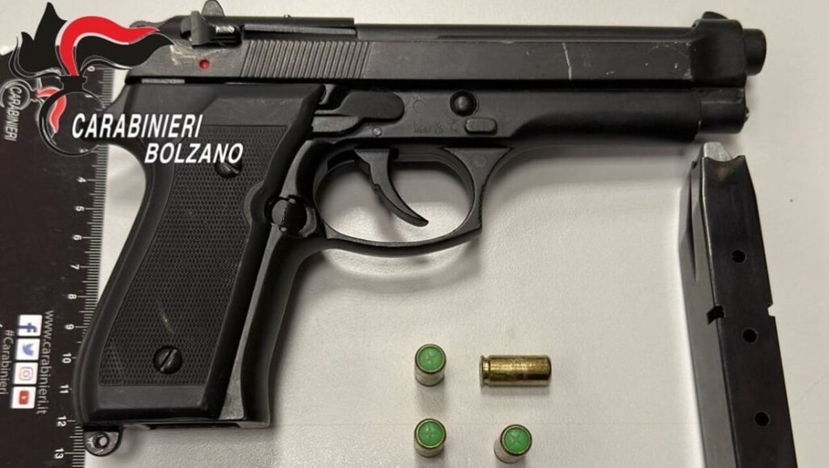 Spara con la scacciacani in pieno centro, poi prova a disfarsi dell'arma: denunciato 28enne marocchino - 