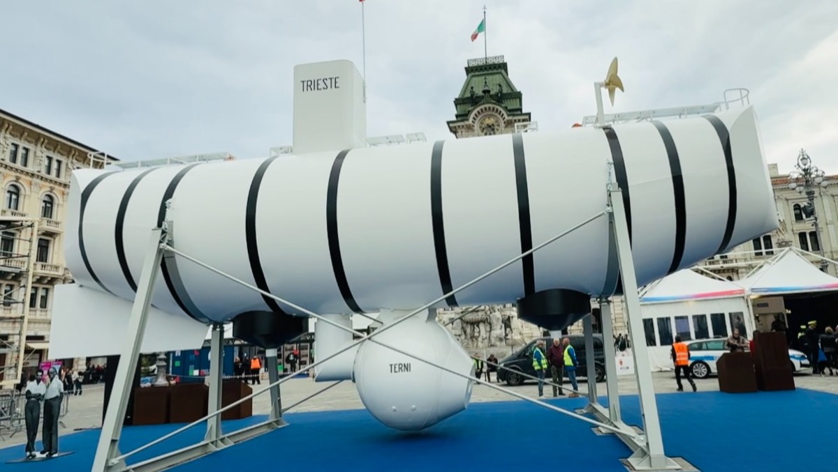 Trieste celebra il suo "campione degli abissi": ultimi giorni per ammirare il Batiscafo in piazza Unità -