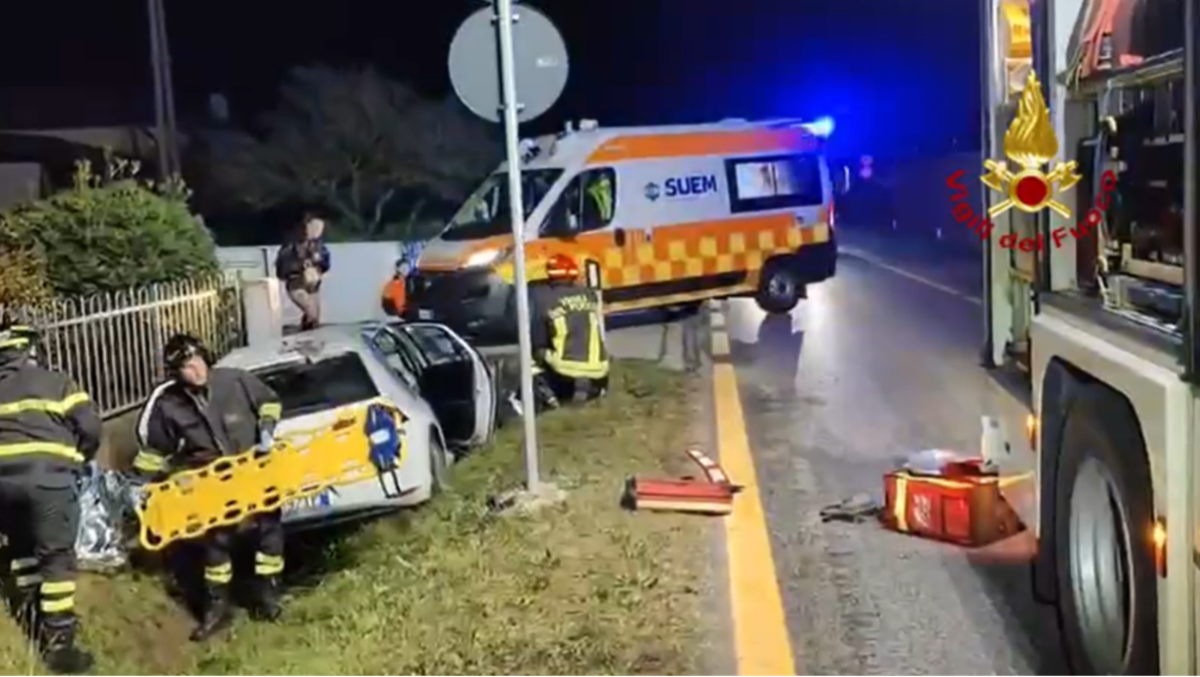 Notte di Halloween da paura per quattro giovani: finiscono con l'auto nel fosso, feriti - VIDEO - 
