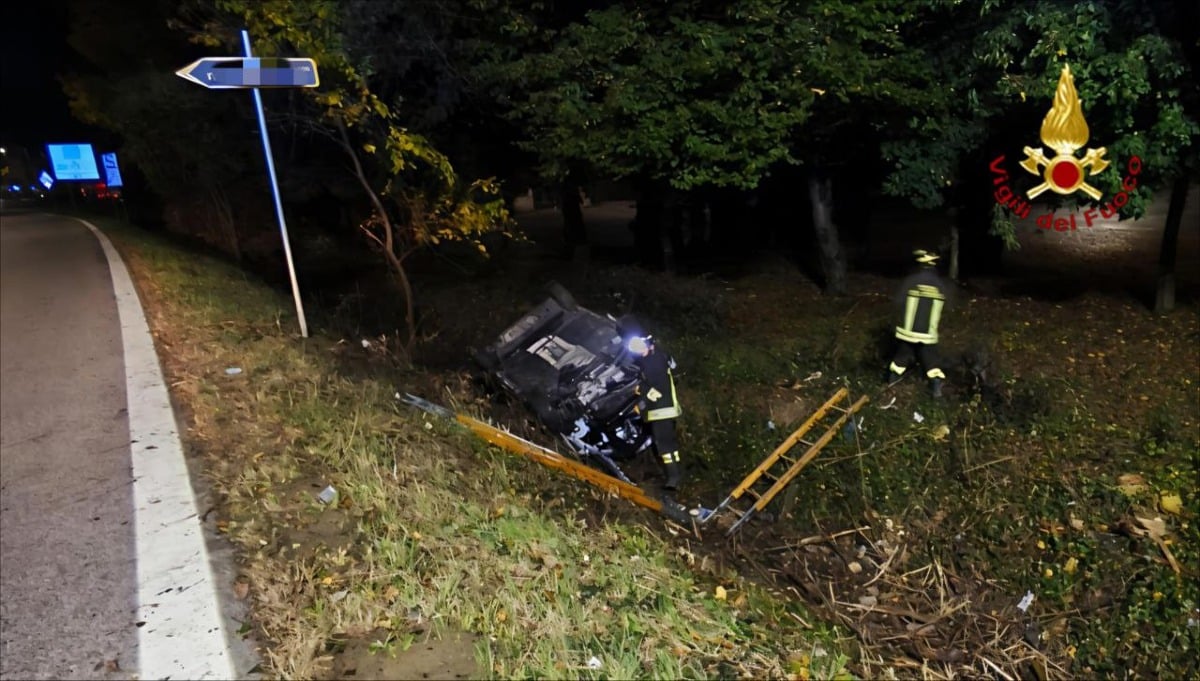 Sbanda con l'auto nella notte e finisce ribaltata nel fossato: conducente ferita, estratta dalle lamiere -