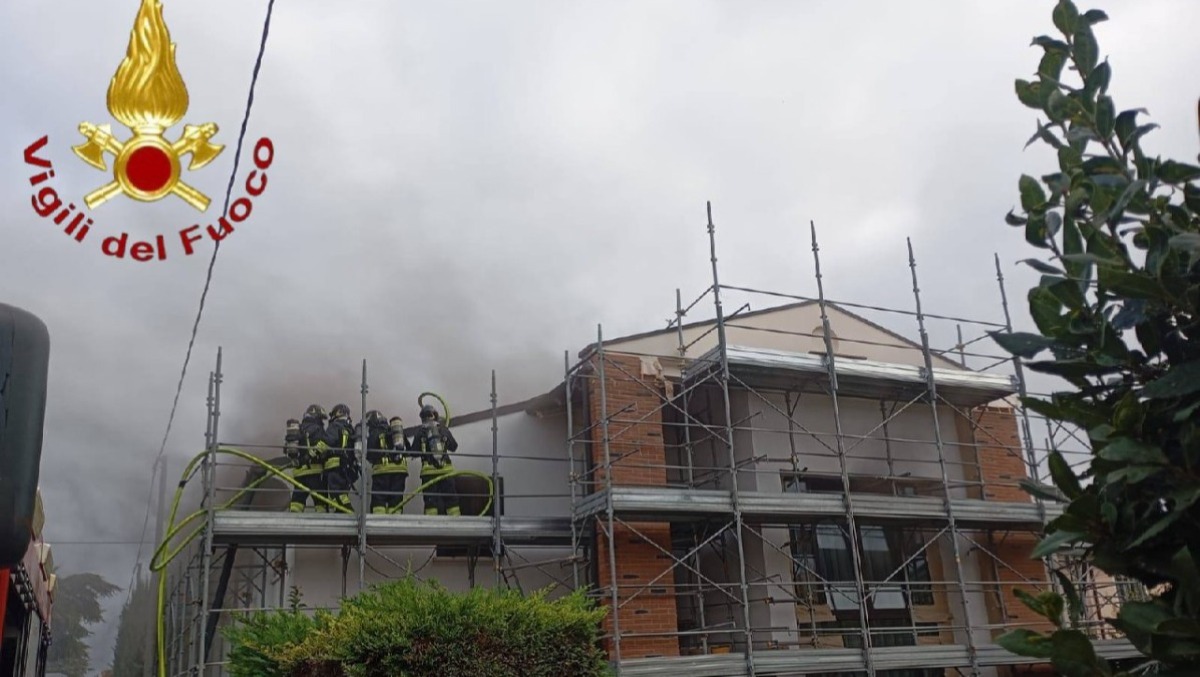 Fiamme dalla canna fumaria, brucia il tetto di una casa -