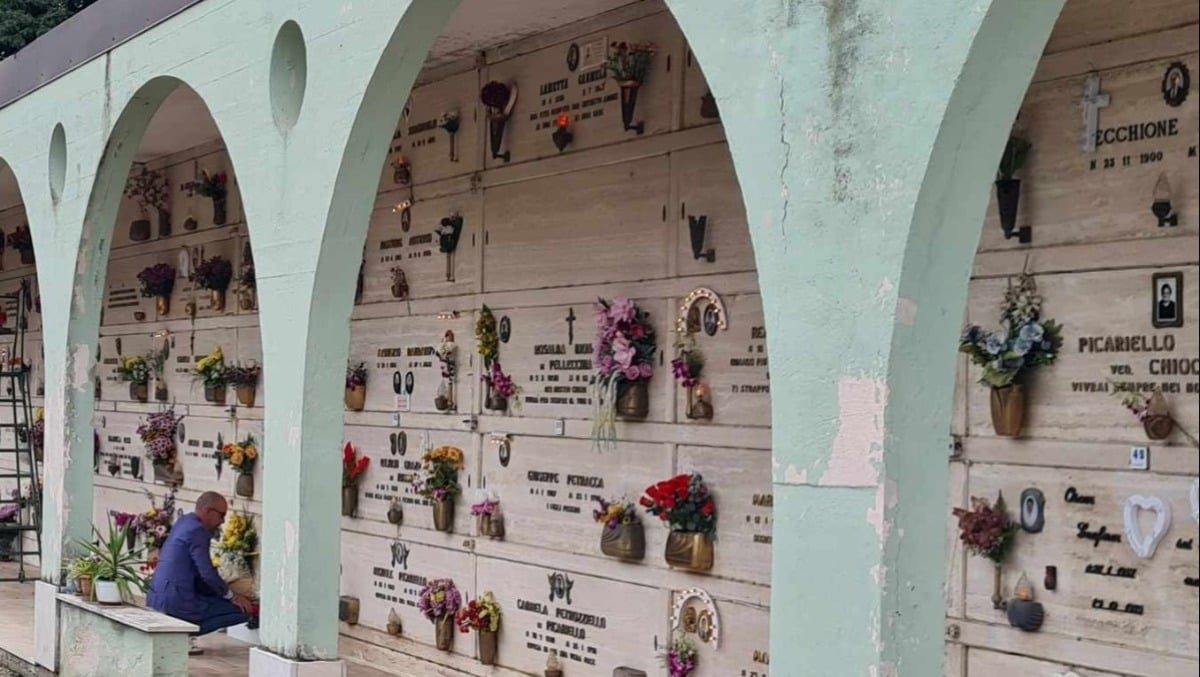 Raffica di furti nei cimiteri di Vittorio Veneto: finestrini infranti e auto svaligiate -