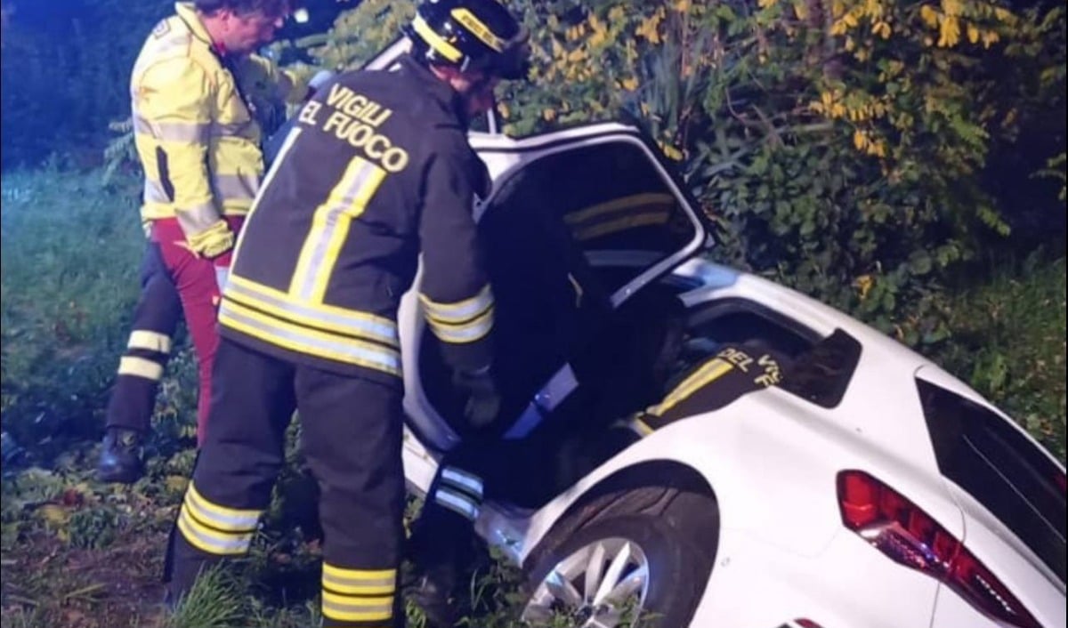 Sbanda e finisce con l'auto fuori strada all’alba: 24enne ferito -