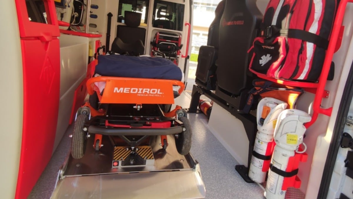 Freno a mano non inserito, tenta di fermare l'auto: 67enne cade e batte la testa - 