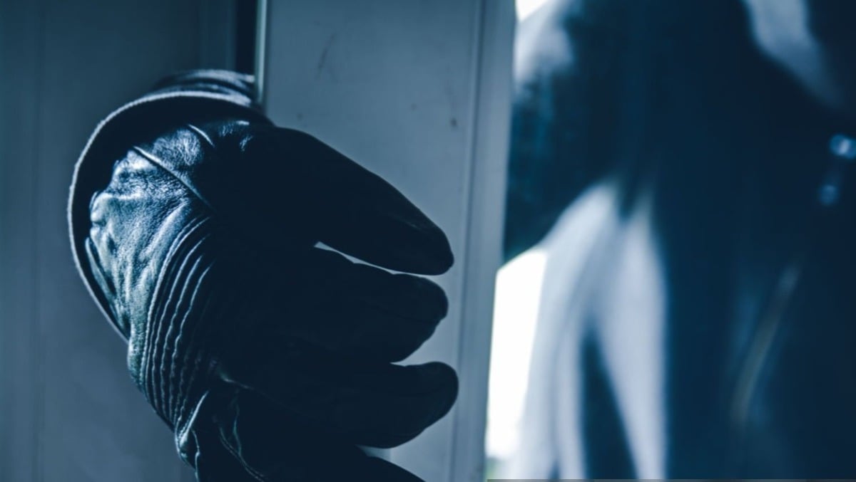 Forzano una finestra e si introducono nell'abitazione: bottino da 30mila euro - 