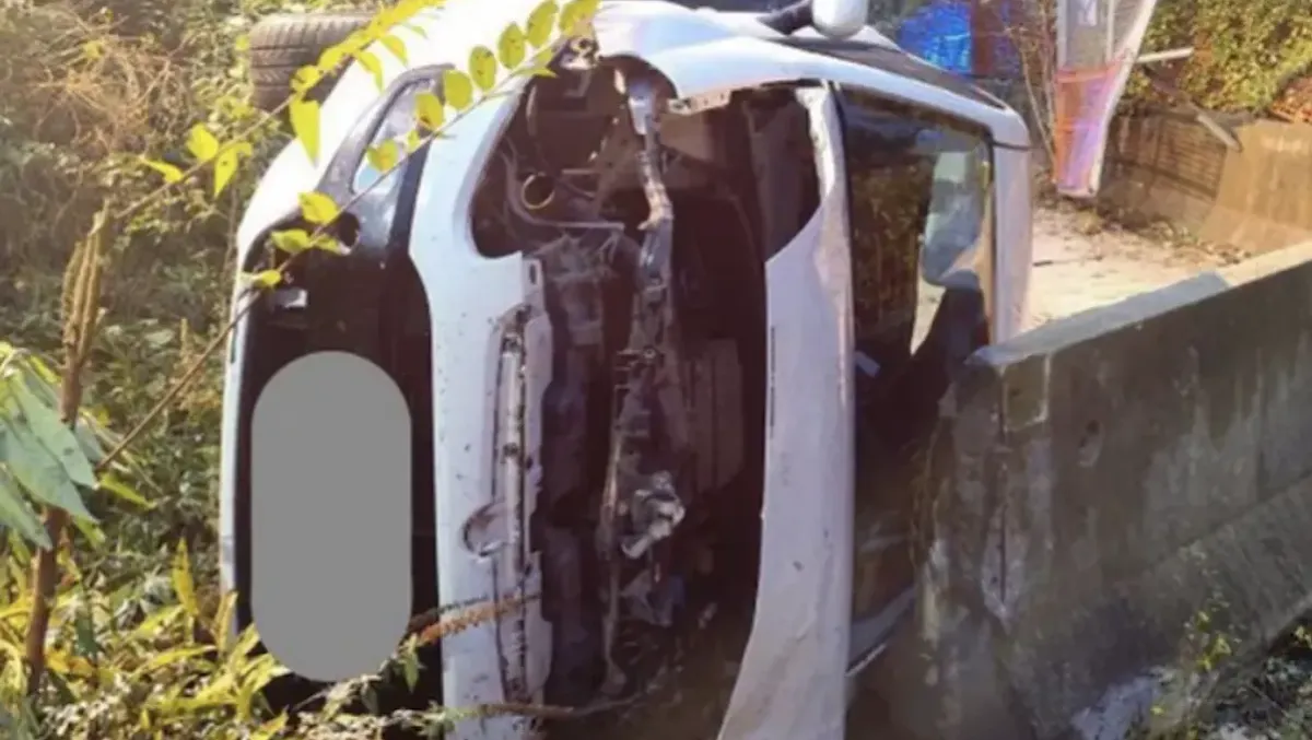 Auto esce di strada e si ribalta: ragazza rimane intrappolata tra le lamiere - 