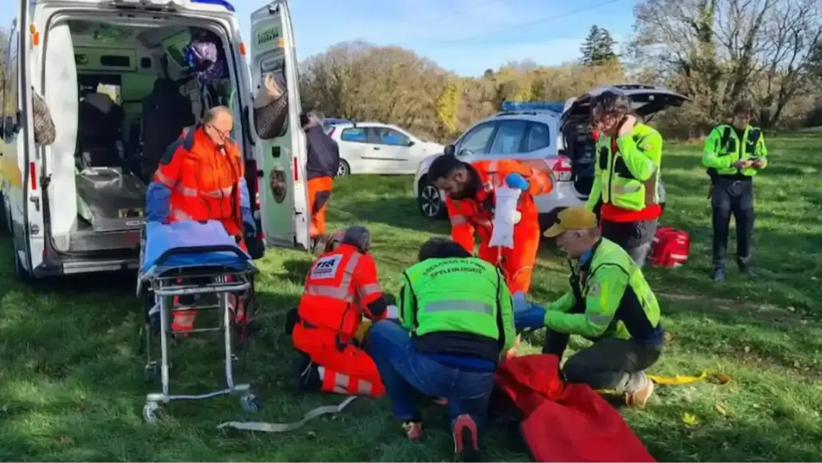 Il prato bagnato e la caduta: una domenica con gli amici finisce con il trasporto in ospedale - 