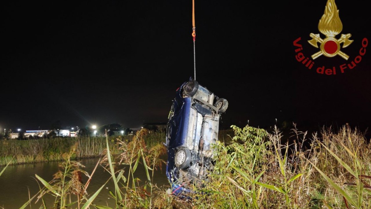 Cavarzere, sbanda con l'auto e finisce nel canale: giovane conducente miracolata - 