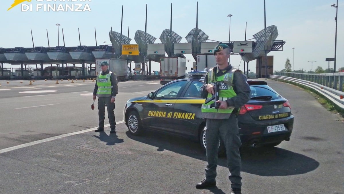 "Made in Italy", ma sono fabbricati in Romania: sequestrati 3500 capi d'abbigliamento a Gorizia - 